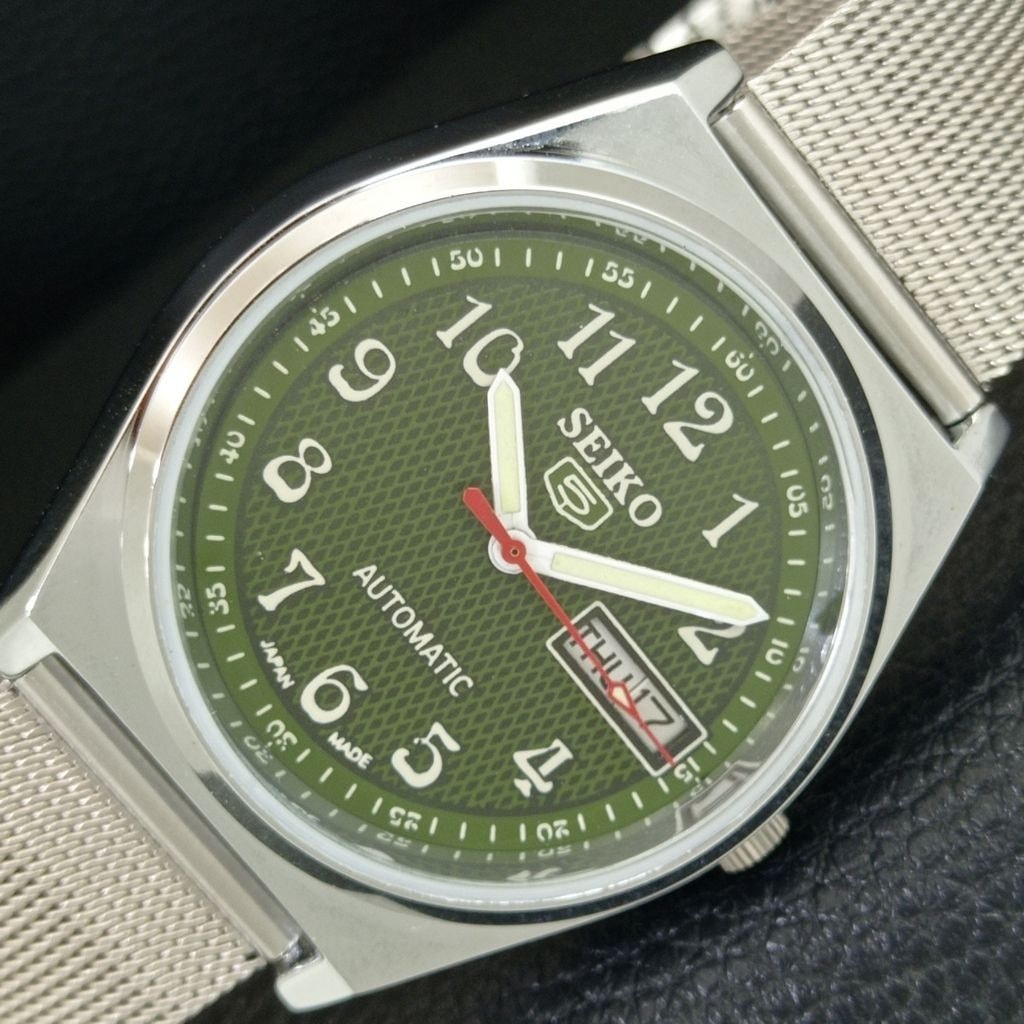 Vintage 1983 Seiko Automatic Mens Silver Watch WDaydate  Green Accents